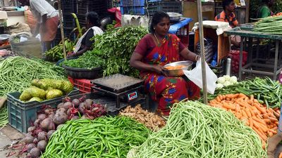 Vegetable prices continue to soar in Kerala, tomato price touches ₹100 a kg