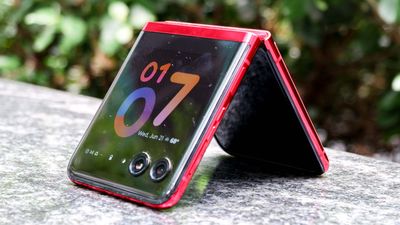 How to use full-screen apps on Motorola Razr+'s cover display