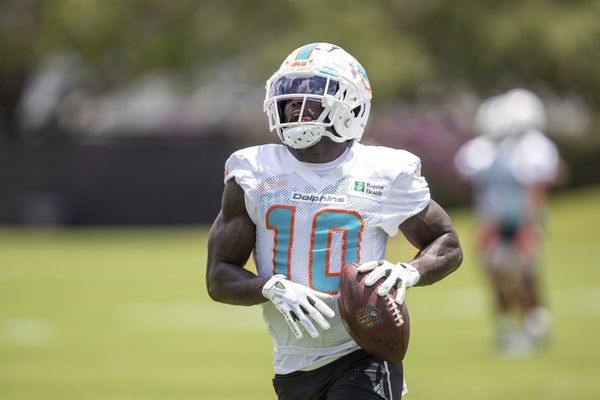 Miami Dolphins star Tyreek Hill tried to give man $200 after slapping him,  report says : r/nfl