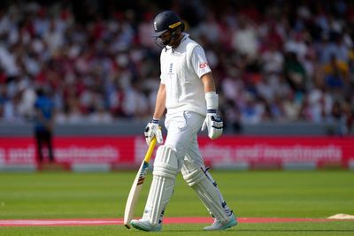 Ben Duckett out for 98 as aggressive England fight back in second Ashes Test