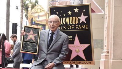 Alan Arkin, who went from Second City to Oscar-winning ‘Little Miss Sunshine’ turn, dead at 89