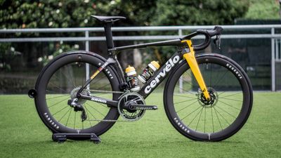 A custom paint job and unreleased tyres on Jonas Vingegaard's Tour de France Cervelo S5