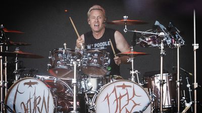 Josh Freese pays homage to Dave Grohl: “Playing drums behind one of the world’s greatest drummers is a total trip”