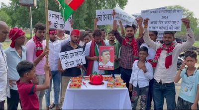 Happy B'day Akhilesh Yadav: Workers celebrate birthday of Samajwadi Party Chief with 'tomato' cake