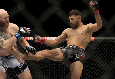 UFC free fight: Yair Rodriguez puts on kicking clinic before submitting Josh Emmett to win interim title