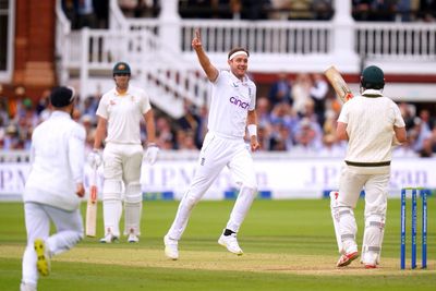 Three quick wickets give England renewed hope in second Ashes Test