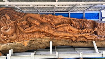 Venkaiah Naidu unveils wooden image of Lord Vishnu
