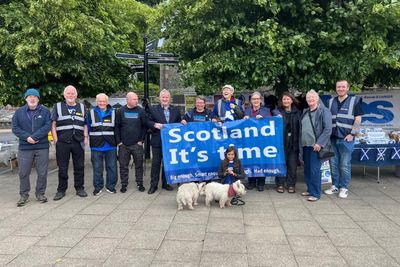 Ian Blackford campaigns for independence with Alba, SNP and Yes members in Skye