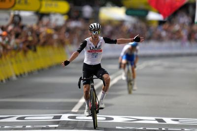 Adam Yates beats twin brother Simon to opening stage win and yellow jersey