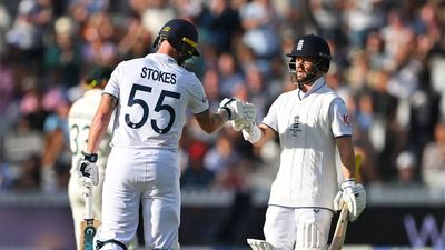 2nd Ashes Test: Ben Duckett, Ben Stokes keep England alive in 371 chase after early collapse
