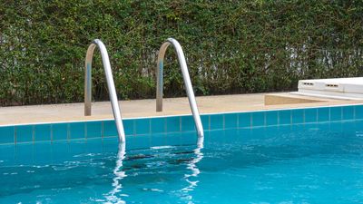 How to weigh down pool steps – simple tactics to make access safe