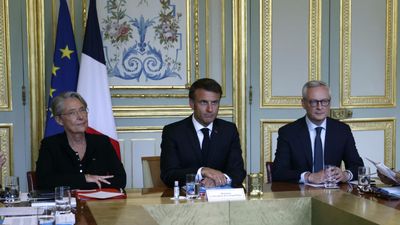 Macron to meet with some 220 mayors of towns that have witnessed riots on Tuesday