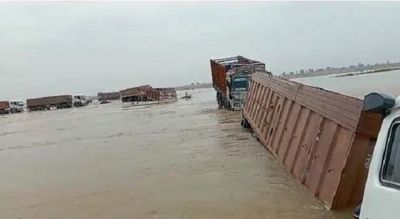 Bihar: Two stranded trucks drown in River Son, 28 stuck due to rise in water level