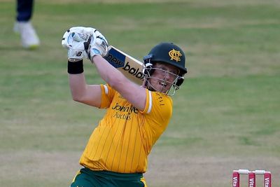 Nottinghamshire reach Vitality Blast quarter-finals by beating Leicestershire