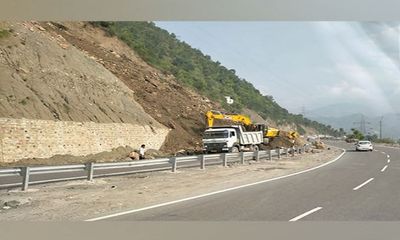 J-K: Landslide hits Jammu-Srinagar National Highway, road clearance work underway