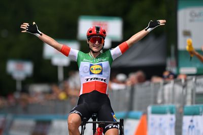 Giro Donne: Elisa Longo Borghini wins stage 4 in sprint of three after hilly finale