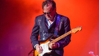 Joe Bonamassa teaches you his favorite Fender Stratocaster blues licks