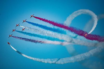 When will the Red Arrows fly over Edinburgh for the arrival of King Charles?