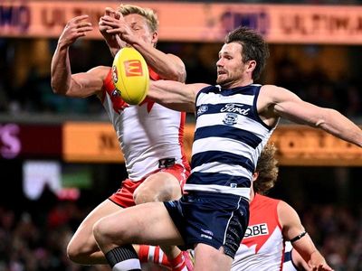 Heeney snatches thrilling draw for Swans against Cats