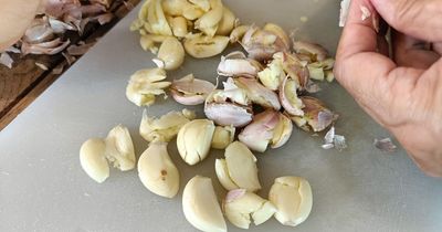 Foodies mesmerised by incredibly 'easy' garlic peeling hack - but some aren't convinced