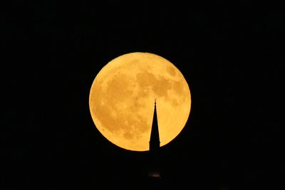 12 breathtaking photos of the incredible supermoon known as the ‘Buck Moon’ in 2023
