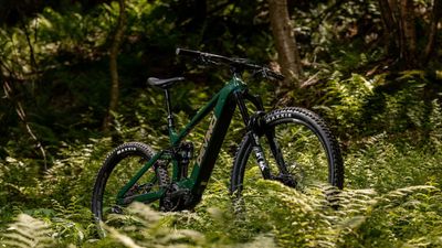 Cycles Devinci Dazzles With The 2023 E-Troy Electric Mountain Bike