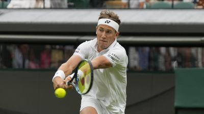 Fans caught kissing during a slow-motion Wimbledon serve is art