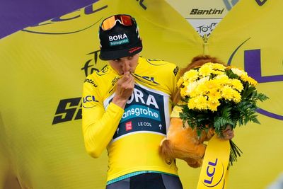 Jai Hindley shakes up Tour de France with breakaway win to claim yellow jersey