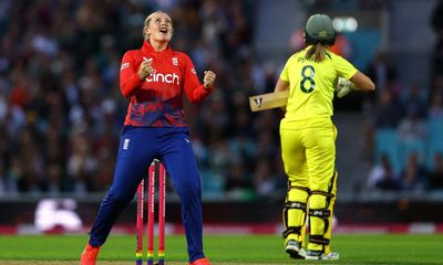 England Women beat Australia in tense T20 finish to keep Ashes hopes alive