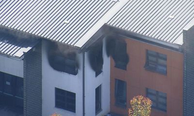 Villawood detention centre detainees jump to safety after massive fire breaks out