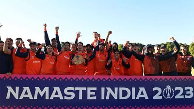 De Leede propels Netherlands past Scotland into ICC ODI World Cup