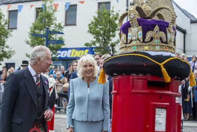 King and Queen impressed by crocheted crown during Selkirk visit