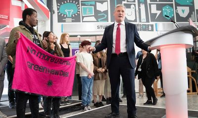 Moving on slowly … Starmer resumes speech after students’ polite protest