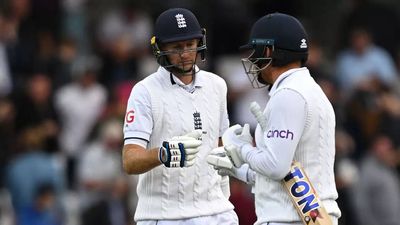 3rd Ashes Test: England skittle Australia out but struggle to capitalise