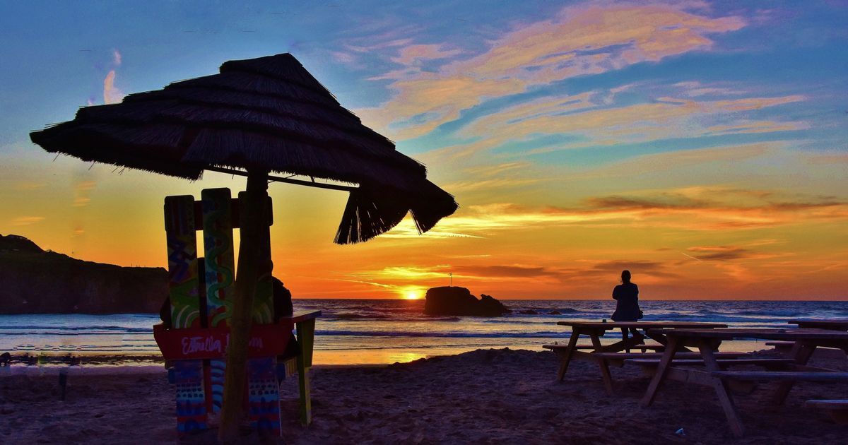 very-beautiful-west-country-pub-on-the-beach-is-the