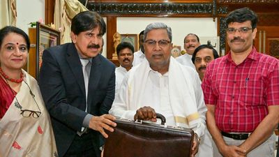 Siddaramaiah trains guns on previous BJP govt. for fiscal indiscipline and corruption, and on Centre for gross injustice to Karnataka