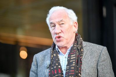 Actor Simon Callow criticises use of trigger warnings in theatre