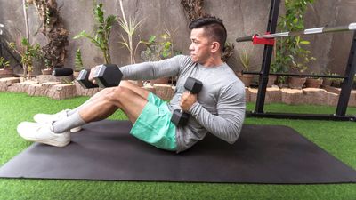 7 best dumbbell ab exercises for beginners to strengthen your core