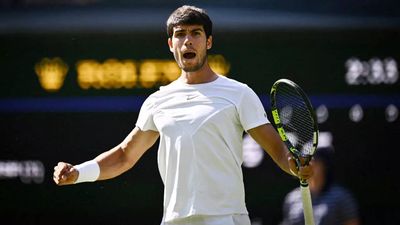 Carlos Alcaraz cruises into Wimbledon third round