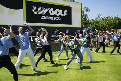 Flash mob breaks out on first tee of LIV Golf London, Golf Twitter reacts