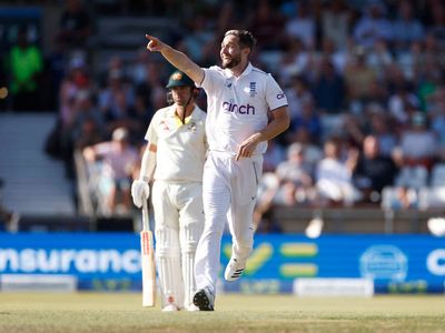 Late wickets for England reignite hopes of another Headingley miracle