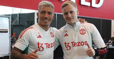 How Manchester United players reacted to Donny van de Beek's return to training after injury
