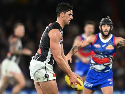 Magpies adapt and overcome against Bulldogs to stay top