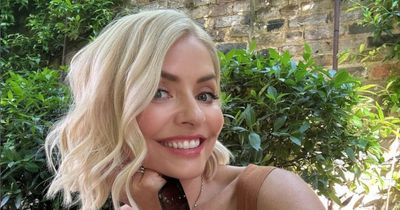 Holly Willoughby 'so hot' as she reveals cocktail of choice in stunning snap after sharing heartbreaking news