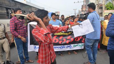 Grama, Ward volunteers stage protest against Pawan Kalyan for ‘insulting’ them
