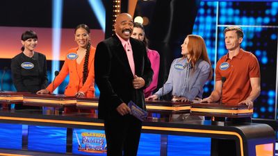 Yellowjackets Stars Were On Celebrity Family Feud's Season Premiere, And It Gave Fans Something Even The Showtime Series Can't