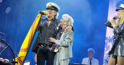 Rod Stewart's brings 94-year-old sister on stage at Edinburgh gig in sweet moment