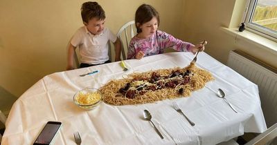 Mum dumps entire spaghetti bolognese onto table in 'no washing up hack'