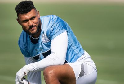 TITANS' FARLEY HOSTS YOUTH FOOTBALL CAMP