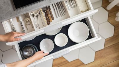 How to organize plates in a kitchen – 10 ways to keep crockery under control